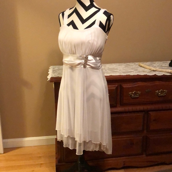 Beautiful Dress! - Picture 2 of 4